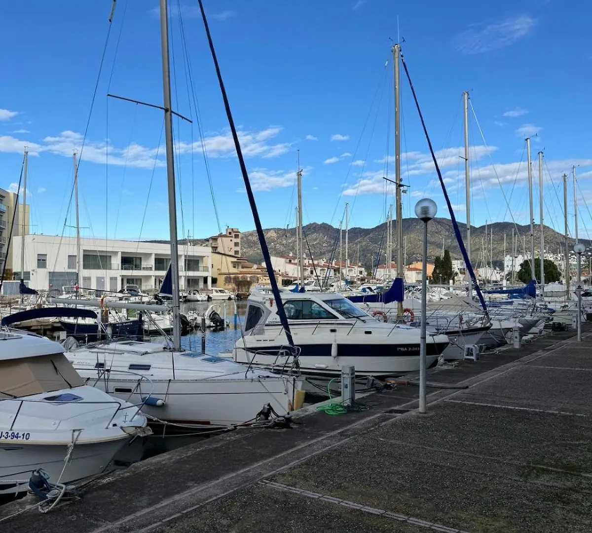 Apartamento Planta Baja Con Piscina En El Edificio Royal Marine II Росас
